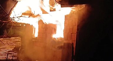 Karabük'te iki katlı ev alevlere teslim oldu