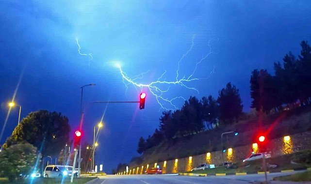 Karabük'te şimşekler görsel şölen oluşturdu