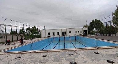 Karacabey Belediyesi yüzme havuzunu yaza hazırlıyor