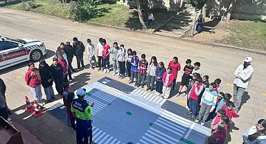 Karacabey'de Trafik Haftası kapsamında çocuklara eğitim verildi