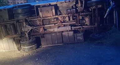 Karadeniz Ereğli'de midibüs park halindeki cipe çarptı: 2 yaralı