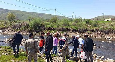 Karakoçan'da deredeki balık ölümleri için numuneler alındı
