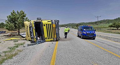 Karaman'da devrilen tırın sürücüsü yaralandı