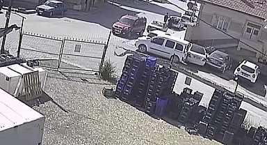 Karaman'da freni boşan hafif ticari aracın 2 otomobile çarpması kamerada