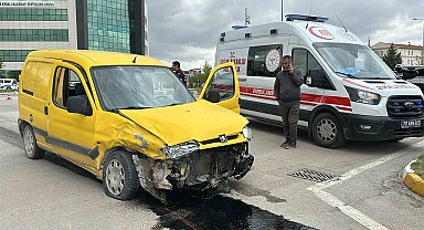 Karaman'da iki hafif ticari araç çarpıştı: 2 yaralı