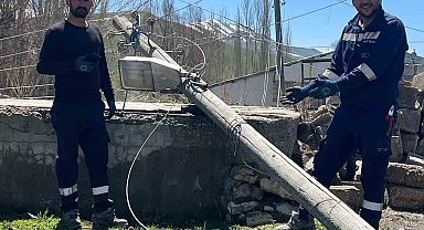 Karayazı'da hortum ve fırtına enerji hatlarını vurdu