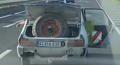 Karayolunda bagaj ve kapısı vaziyette seyretti