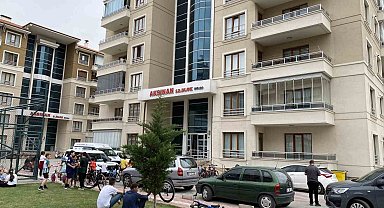 Karısını bıçaklayarak öldürüp başında bekledi