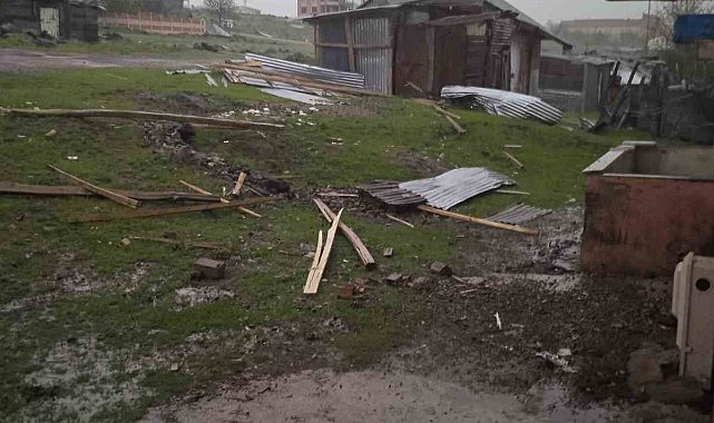 Karkaoçan'da fırtına evlerin çatılarını uçurdu