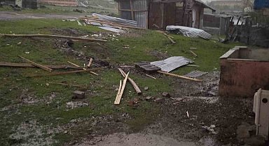 Karkaoçan'da fırtına evlerin çatılarını uçurdu