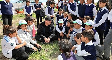 Kars'ta 400 meyve fidanı toprakla buluştu