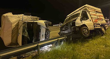 Kars'ta iki kamyonet çarpıştı: 3 yaralı