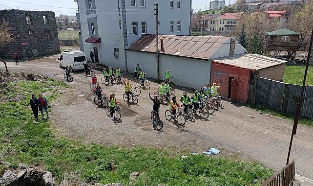 Kars'ta pedallar sağlıklı yaşam için çevrildi