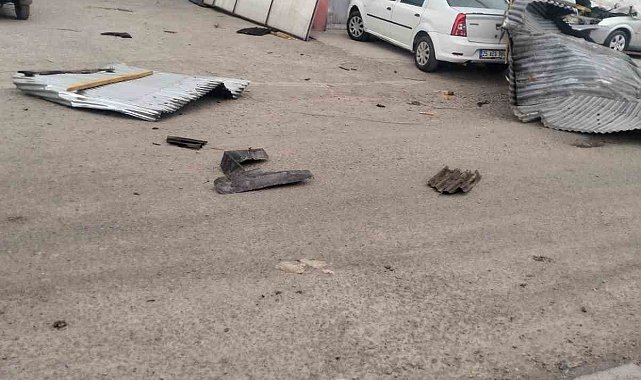 Kars'ta şiddetli rüzgar iş yerlerinin çatısını uçurdu