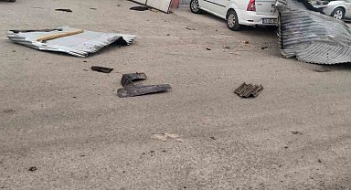 Kars'ta şiddetli rüzgar iş yerlerinin çatısını uçurdu