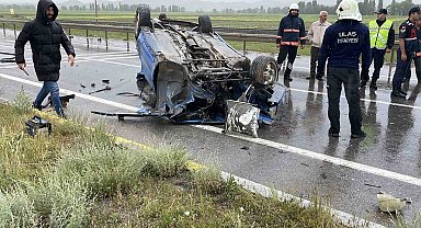 Karşı şeride geçip iki araca çarpan otomobil takla attı: 1 ölü, 4 yaralı