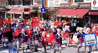 Kartal'da 19 Mayıs coşkusu sokaklara taştı