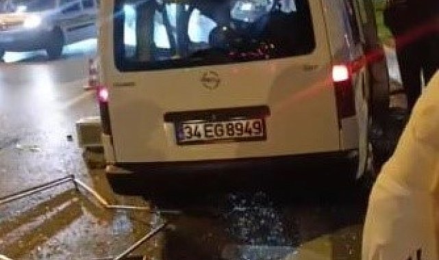 Kartal'da reklam panosuna çarpan araç karşı şeride geçti
