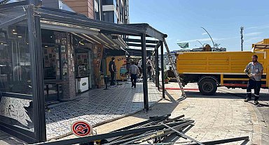 Kartepe'de ruhsatsız genişletilen iş yerlerine yıkım