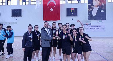Kastamonu Üniversitesi Kadın Futsal Takımı, namağlup şampiyon oldu