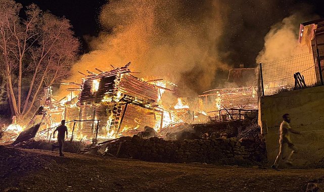 Kastamonu'da çıkan yangında ev ve cami yandı