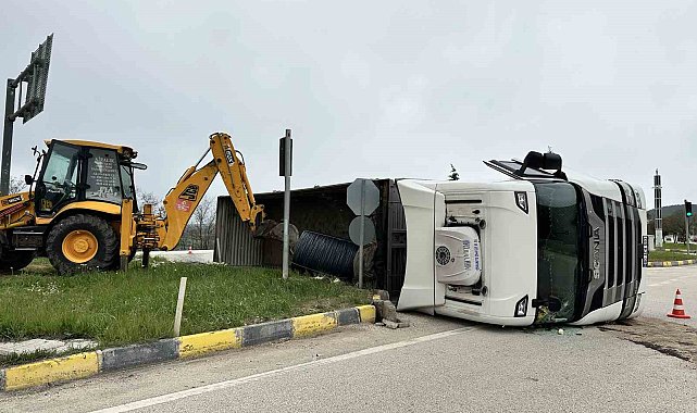Kastamonu'da demir yüklü tır devrildi: 1 yaralı