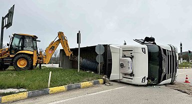 Kastamonu'da demir yüklü tır devrildi: 1 yaralı