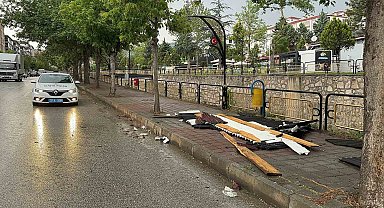 Kastamonu'da fırtına, elektrik tellerini kopardı, binanın çatısını uçurdu