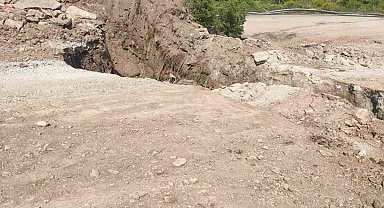 Kastamonu'da heyelan sebebiyle yol ulaşıma kapandı