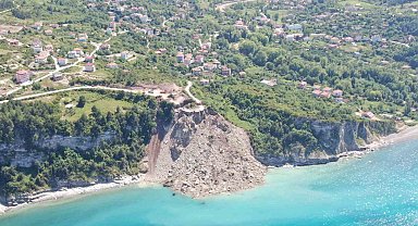 Kastamonu'da heyelan: Yoldan kopan kütle, denizle birleşti