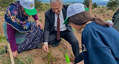 Kastamonu'da huzurevi sakinleri ile sevgi evinde kalan çocuklar fidan dikti