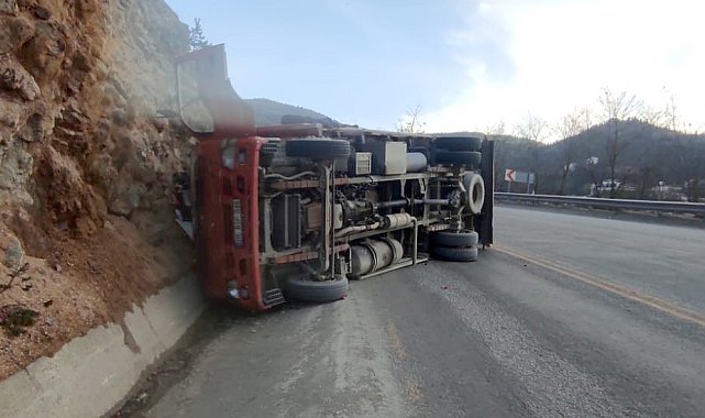 Kastamonu'da meyve yüklü kamyon devrildi