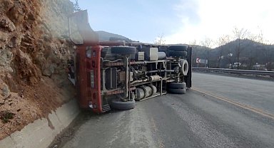 Kastamonu'da meyve yüklü kamyon devrildi