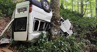 Kastamonu'da minibüs ormanlık alana yuvarlandı: 10 yaralı
