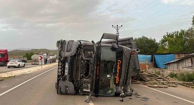 Kastamonu'da odun yüklü tır devrildi, sürücü yaralandı