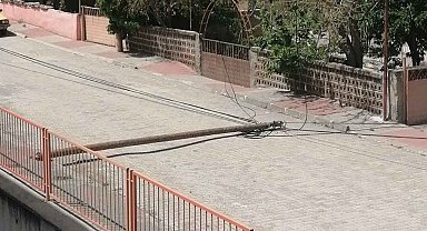 Kastamonu'da şiddetli rüzgar nedeniyle ahşap direk devrildi