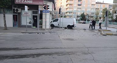 Kavşakta kaza yapan araç işletmenin duvarına çarptı