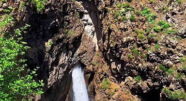 Kayanın içinden süzülen şelale görenleri hayran bırakıyor