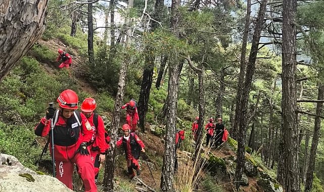 Kayıp dağcının cansız bedeni düştüğü uçurumdan helikopterle alındı