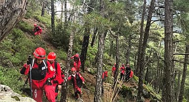 Kayıp dağcının cansız bedeni düştüğü uçurumdan helikopterle alındı