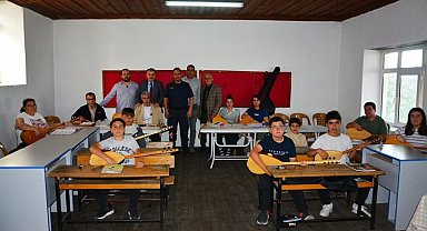 Kaymakam Odabaş'tan Tahtakuşlar'da bağlama kursuna ziyaret