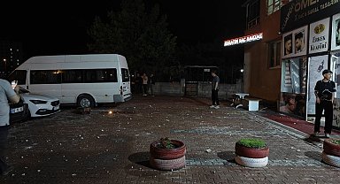 Kayseri'de apartmanın çatısına yıldırım düştü, park halindeki araçlar zarar gördü