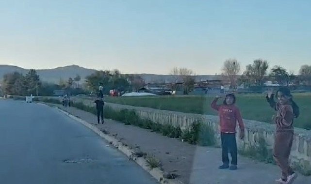 Kayseri'de yürek ısıtan görüntüler: Polisleri gördüler, selama durdular