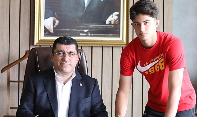 Kayserispor'da Kayra profesyonel oldu