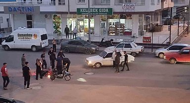 Kaza anı kamerada: Yaralı sürücüyü kaldırıp kenara götürdüler