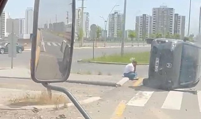 Kaza geçiren sürücü yan yatan kamyonetinin başında bekledi