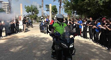 Kaza ihbarıyla çağrılan trafik ekiplerine pastalı, meşaleli sürpriz kutlama