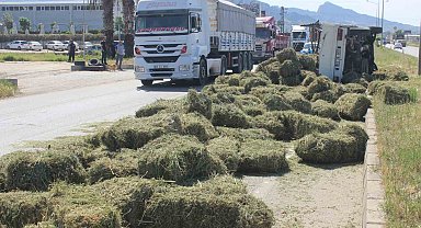 Kaza yapan kamyondaki saman balyaları yola saçıldı