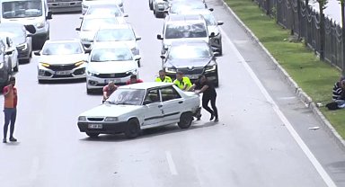 Kaza yapan otomobili polisler iterek yol kenarına çekti