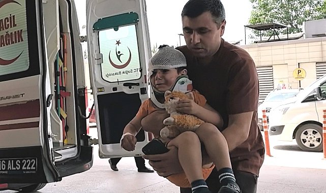 Kazada yaralandı,oyuncağını elinden hiç bırakmadı
